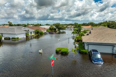 Debby Kasırgası yüzünden Florida 'da sel baskını. Sarasota 'daki sel sularıyla çevrili Laurel Meadows yerleşim bölgesindeki banliyö evleri. Doğal afetten sonra.