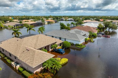 Florida 'da sel, tropikal fırtınadan kaynaklanıyor. Sel sularıyla çevrili yerleşim yerlerindeki banliyö evleri. Doğal afetten sonra.