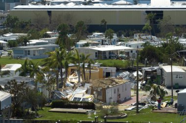 Kasırga sezonundan sonra Florida 'nın güneybatı bölgesi. Kırsal yerleşim alanındaki çökmüş ve hasar görmüş mobil evler. Şiddetli doğal afetin sonuçları.