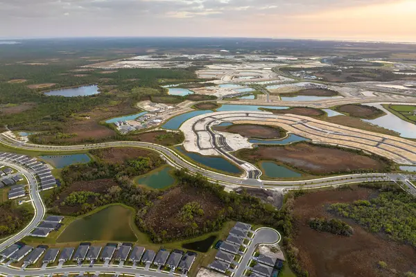 ABD 'de emlak piyasasının gelişimi. Amerikan kırsal kesiminde hazırlanmış topraklarda inşa ekipmanlarıyla büyük bir inşaat alanının havadan görüntüsü.