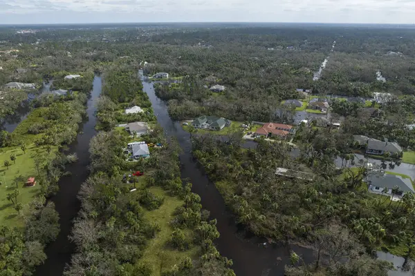 Florida yerleşim bölgesinde Ian kasırgası ile sel basmış evler. Doğal afetin sonuçları..