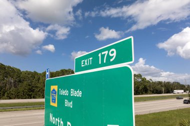 Florida 'da North Port ve Port Charlotte' a giden yol kavşağı tabelası. ABD 'de otoyol seyahati.