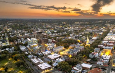 Geceleyin tarihi Amerikan şehir mimarisi. Savannah, Georgia 'nın eski şehri. Aydınlatılmış sokaklar ve binalar yukarıdan.