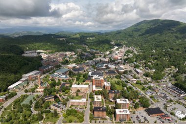 Tarihi Amerikan kasabası Boone North Carolina Appalachian dağları. Watauga County, ABD 'deki eski şehir mimarisi. Yukarıdan sokaklar ve tarihi binalar.
