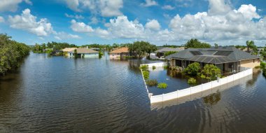 Debby Kasırgası Sarasota, Florida 'daki Laurel Meadows mahallesindeki evleri sular altında bıraktı. Doğal afetten sonra.