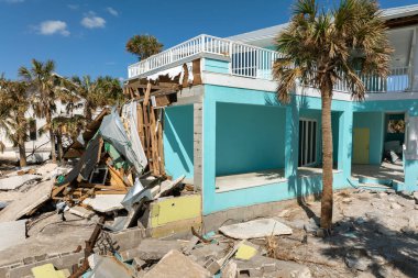 Milton Kasırgası Florida, Manasota Key 'deki rıhtım evinde şiddetli hasara yol açtı. Körfez kıyısındaki evim yıkıldı..