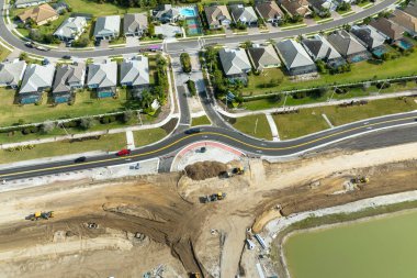 Endüstriyel yol çalışmaları. Geniş Amerikan otoyolunda kavşak inşaatı devam ediyor. Hızlı ulaşım için ulaşım sisteminin geliştirilmesi.