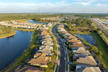 Florida 'nın güneybatısında büyük yerleşim yerleri var. Kırsal ABD banliyölerindeki Amerikan evleri.