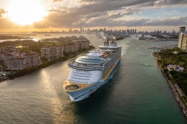 Lüks yolcu gemisi Miami, Florida 'dan kalkıyor. ABD tatil konseptine seyahat.
