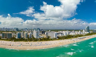 Yüksek lüks otelleri, apartmanları ve kumsallı sahili olan Miami Beach City..