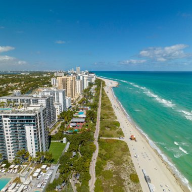 Miami Plajı güney Florida 'da popüler bir tatil yeridir. Kumsal yüzeyi ve turist altyapısı.