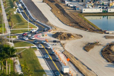 Amerikan ulaşım altyapısı üzerinde dolambaçlı inşaat işleri. Karayolu tadilatı ve hareketli trafik. Eyaletler arası ulaşım kavramının geliştirilmesi.