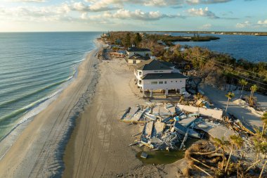 Yıkıma ya da onarıma ihtiyacı olan yıkılmış binalar. Fırtına dalgası suları dalgalandırdı ve rüzgâr evlerin çatılarını tahrip etti ve Florida 'da kasırga üstüne duvarlar çöktü..