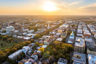 Savannah, Georgia 'da. Eski tarihi şehrin tarihi Amerikan mimarisi. ABD Güney şehri gün batımında.