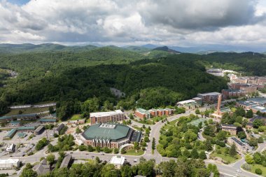 Blue Ridge Dağları 'ndaki küçük bir kasaba. Boone, Kuzey Carolina. Dar sokakları ve tarihi binaları olan kırmızı tuğlalı mimari Appalachian Dağları. Popüler turizm merkezi.