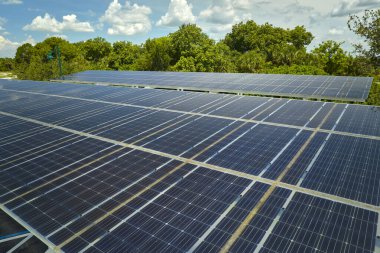 Park yerinin üzerine temiz enerjinin etkin üretimi için park edilmiş arabalar için güneş panelleri yerleştirildi.