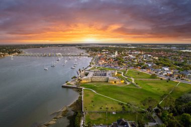 St. Augustine, Florida, gün batımında. Tarihi Castillo de San Marcos kalesi olan eski şehir manzarası. Ulusal Anıt halka açık. Florida 'da tatil yapan turistler için seyahat yeri.