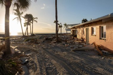 Fırtına, kasırga sonrası okyanus kıyısındaki konut evlerinde şiddetli hasara yol açıyor. Florida 'da doğal afet sonuçları.