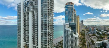 Şatafatlı otelleri ve Atlantik Okyanusu kıyısındaki apartman binaları olan Sunny Isles Beach City. Güney Florida 'daki Amerikan turizm altyapısı.