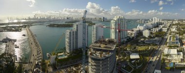 Yüksek konutlu inşaat alanındaki vinçler kaldırılıyor. Miami 'de gayrimenkul geliştirme.