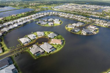 Florida 'nın banliyölerinde tropik yağmur fırtınası yerleşim yerlerini sular altında bıraktı. Kasırga Sonrası.