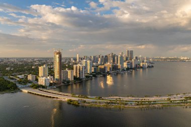 Florida, ABD 'de Miami Brickell' in şehir merkezindeki ofis manzarası. Modern Amerikan megapolis 'indeki yüksek ticari ve meskun gökdelen binaları.