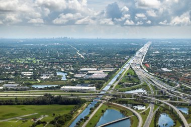 Karmaşık otoyol üst geçidi Miami, Florida 'da yoğun trafik olan şeritleri yükseltti. Amerikan yüksek hızlı yol ayrımları.