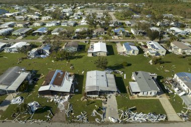 Doğal afetin sonuçları. Florida gezici ev bölgesinde Ian kasırgasından sonra ciddi hasar görmüş evler..