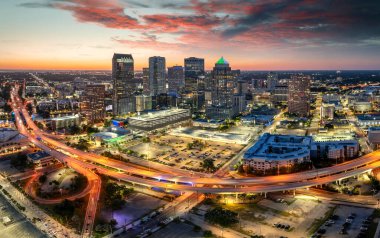 Tampa 'nın şehir merkezi, Florida, ABD. Otoyoldaki araba trafiği ve aydınlık gökdelen binaları. Amerika 'ya seyahat.