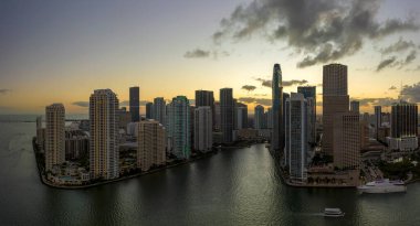 Florida, ABD 'de Miami Brickell şehir merkezinin akşam manzarası. Modern Amerikan megapolis 'inde karanlık yüksek gökdelen binaları olan gökyüzü..