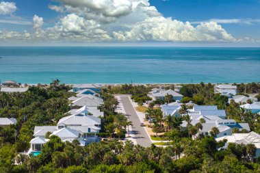 Boca Grande 'deki yeşil palmiye ağaçları arasında pahalı rıhtım evleri güneybatı Florida' daki Gasparilla Adası 'nda küçük bir kasaba. ABD 'de birinci sınıf konut geliştirme.