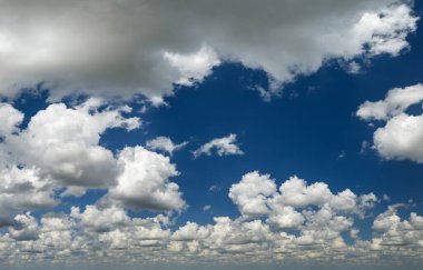 Yaz mevsiminde Florida havası. Beyaz bulutlu mavi gökyüzü. Parlak gökyüzü.