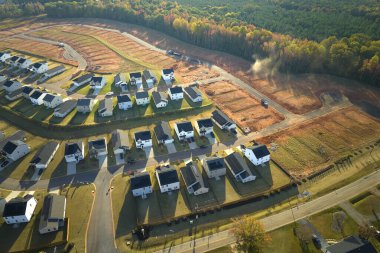 Güney Carolina 'nın banliyö bölgesinde yeni evler inşa etmek için zemin hazırlandı. Büyüyen Amerikan banliyöleri kavramı.