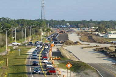 Venedik, Florida 'da hareket halindeki arabaları olan endüstriyel inşaat işleri. Kentsel ulaşımın geliştirilmesi.