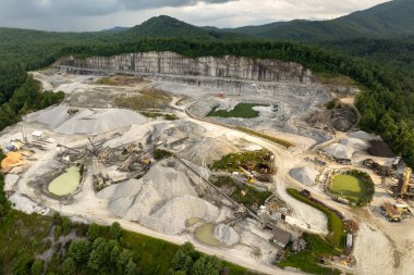 Kuzey Carolina Appalachians, ABD 'deki endüstriyel açık maden sahasında kireçtaşı ocağı.
