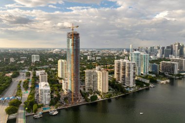 Miami, Florida 'da yeni bir inşaat alanı. Amerikan kentsel bölgesinde ikamet geliştirme. ABD 'de konut büyümesi kavramı.