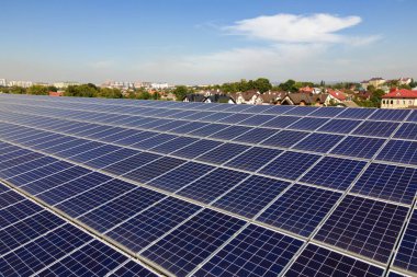 Solar çatılı ofis binası. Temiz ekolojik elektrik enerjisi üretmek için mavi fotovoltaik paneller. Yenilenebilir elektrik kavramına yatırım.