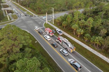 Florida 'da Amerikan caddesinde trafik kazası. ABD 'de trafik kazası kurbanlarına yardım eden ilk ekipler. Kaza yerine gelen acil servislerin hava görüntüsü.