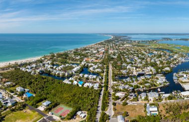 Boca Grande, Florida 'nın küçük bir kasabasında yeşil palmiye ağaçları arasında pahalı rıhtım evleri olan zengin bir mahalle. ABD Premium Konutlarının Geliştirilmesi.