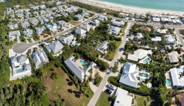 Güney Florida 'da pahalı rıhtım evleri olan zengin bir mahalle. ABD Premium konut piyasasının gelişimi.