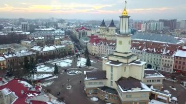 Ukrayna 'nın İvano Frankivsk şehrinin hava günbatımı manzarası. Avrupa 'nın eski tarihi binaları.