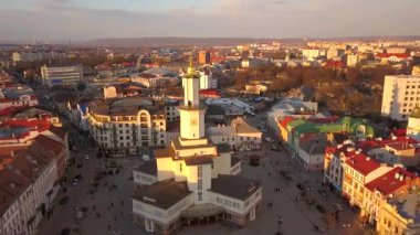 Ukrayna 'nın İvano Frankivsk şehrinin hava manzarası. Avrupa 'nın eski tarihi binaları.
