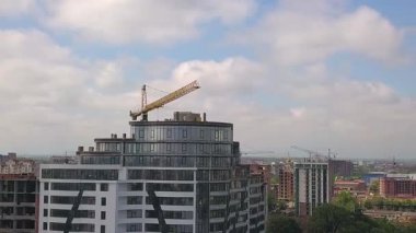 Yeni yerleşim yerinin şantiyesinde yüksek endüstri kulesi vinci.