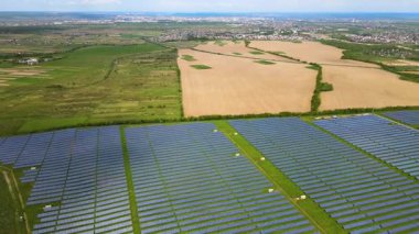 Temiz ekolojik elektrik enerjisi üretmek için birçok sıra güneş fotovoltaik paneli bulunan sürdürülebilir büyük elektrik santralinin havadan görünüşü. Sıfır emisyon kavramı ile yenilenebilir elektrik.