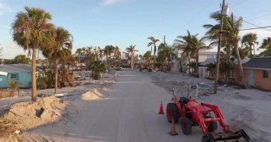 Doğal afetin sonuçları. Milton Kasırgası dalgalanmasından sonra ciddi hasar gören evlerin çöpleri. Florida 'da Manasota Key Caddesi' nde enkaz yığınları var..