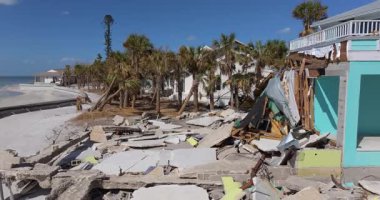 Okyanus kıyısındaki yıkılmış ev. Milton Kasırgası 'nın Florida' daki Manasota Key üzerindeki sonuçları. Fırtına şiddetli hasar verdi.