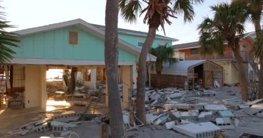 Milton Kasırgası 'ndan sonra okyanus kıyısında yıkılan evler. Doğal afet sonuçları Manasota Key, Florida 'da. Fırtına şiddetli hasar verdi.