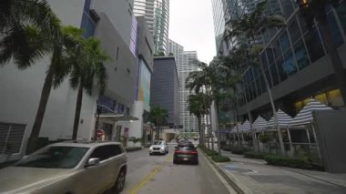 Miami, Florida iş bölgesinde Amerikan caddesinde şahsi bakış açısıyla araba kullanmak