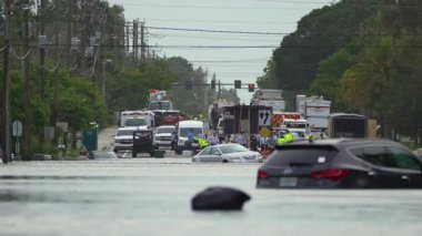 Sarasota, Florida 'daki Debby Kasırgası' ndan sonra acil müdahale. Kurtarma ekipleri su basmış yolda. Doğal afetten sonra