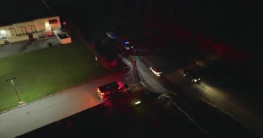 Gece Florida 'daki araba kazasına ilk müdahale ekipleri gelmiş. Acil servis çalışanları ABD 'de trafik kazası kurbanlarına yardım ediyor.